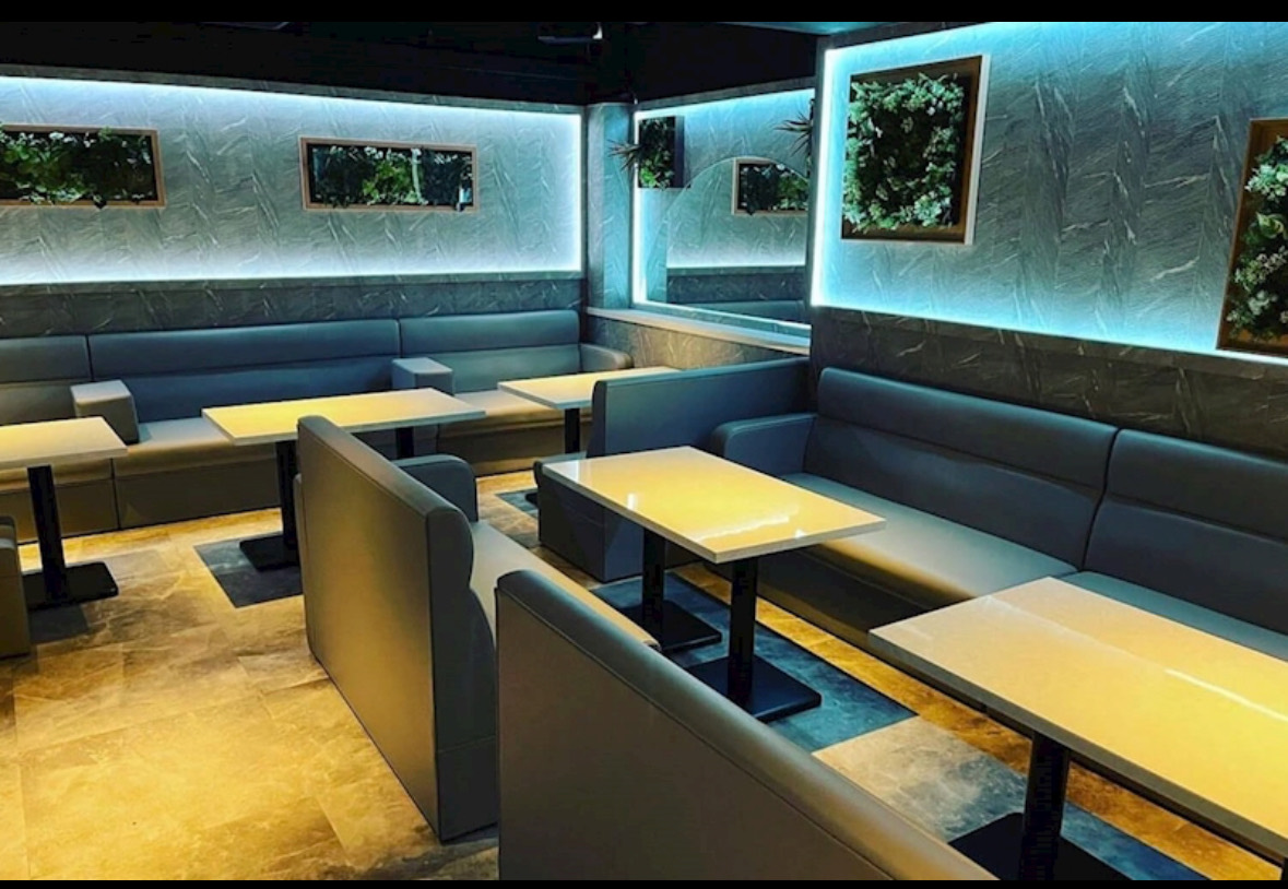 Lounge Akiのテーブル席
